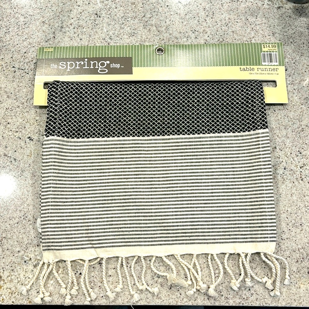 Modern table runner